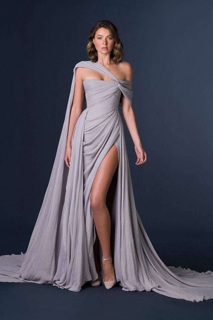 Вечернее, серое платье в пол с необычным дизайном.